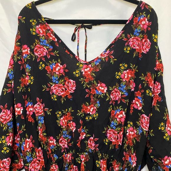 White Birch beautiful black floral blouse, v-neck cinched at waist, size 1x - Picture 2 of 8